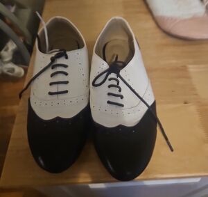 Classic Two-Tone Men's Oxford Shoes in Black and White